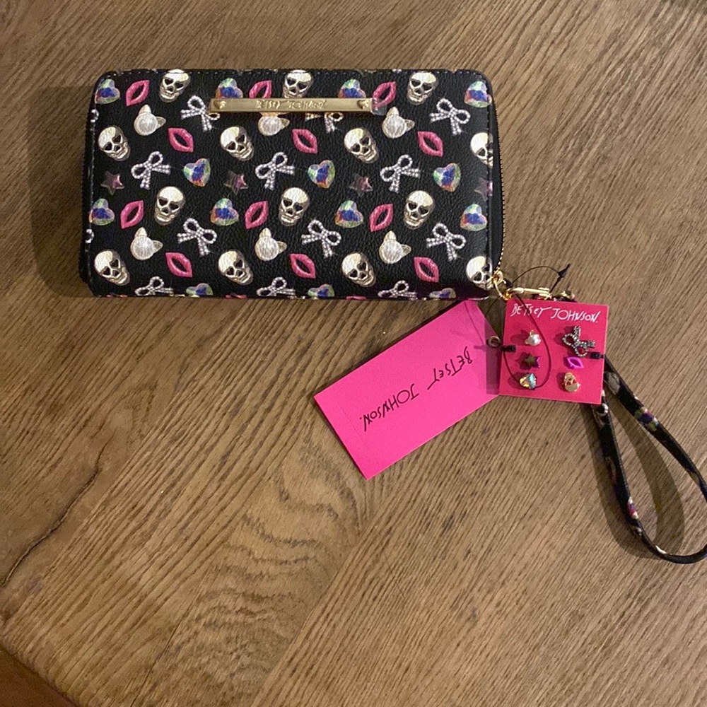 New Betsey Johnson skulls/ hearts wristlet / wallet with fun matching earrings!
